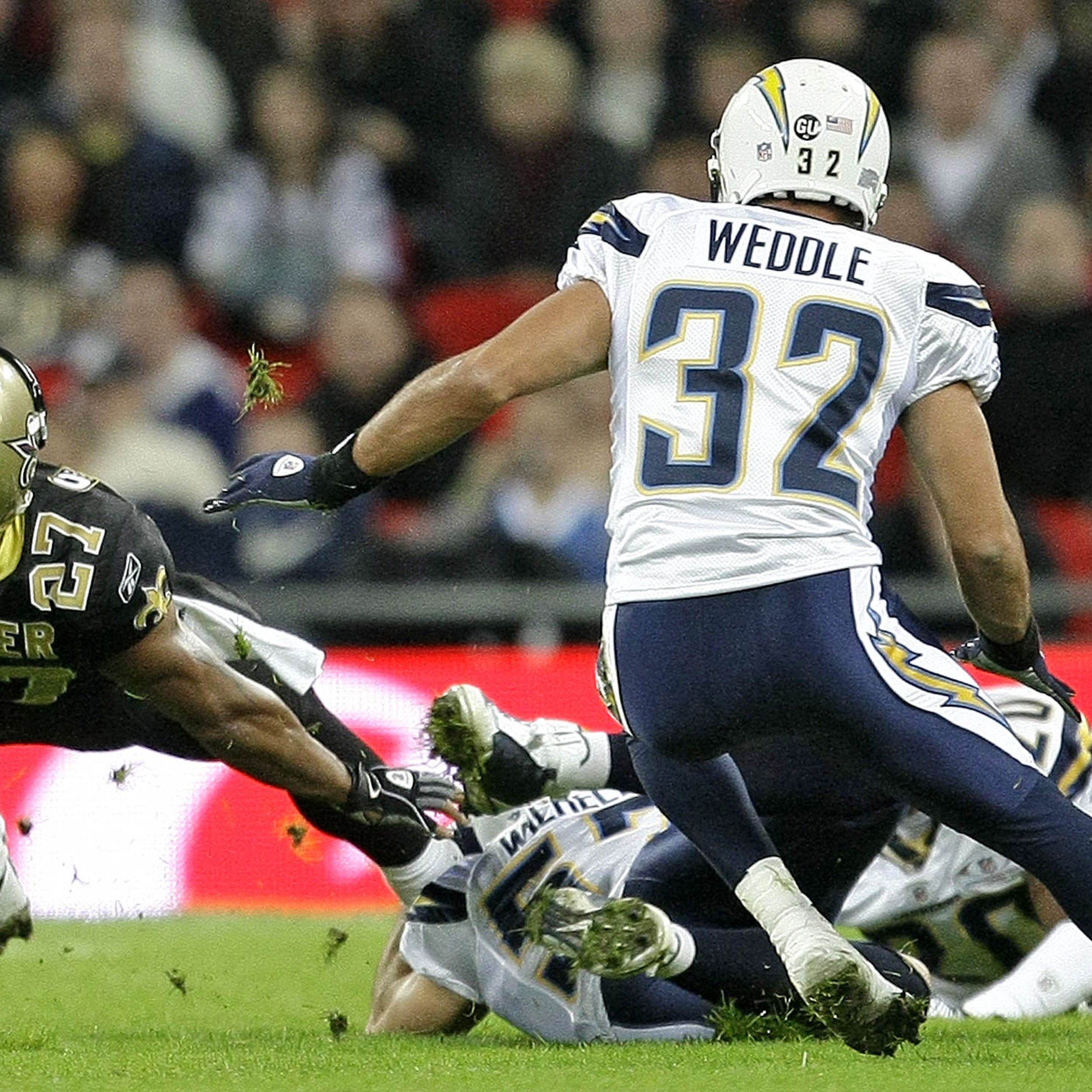 New Orleans Saints running back Aaron Stecker (27) picks up a