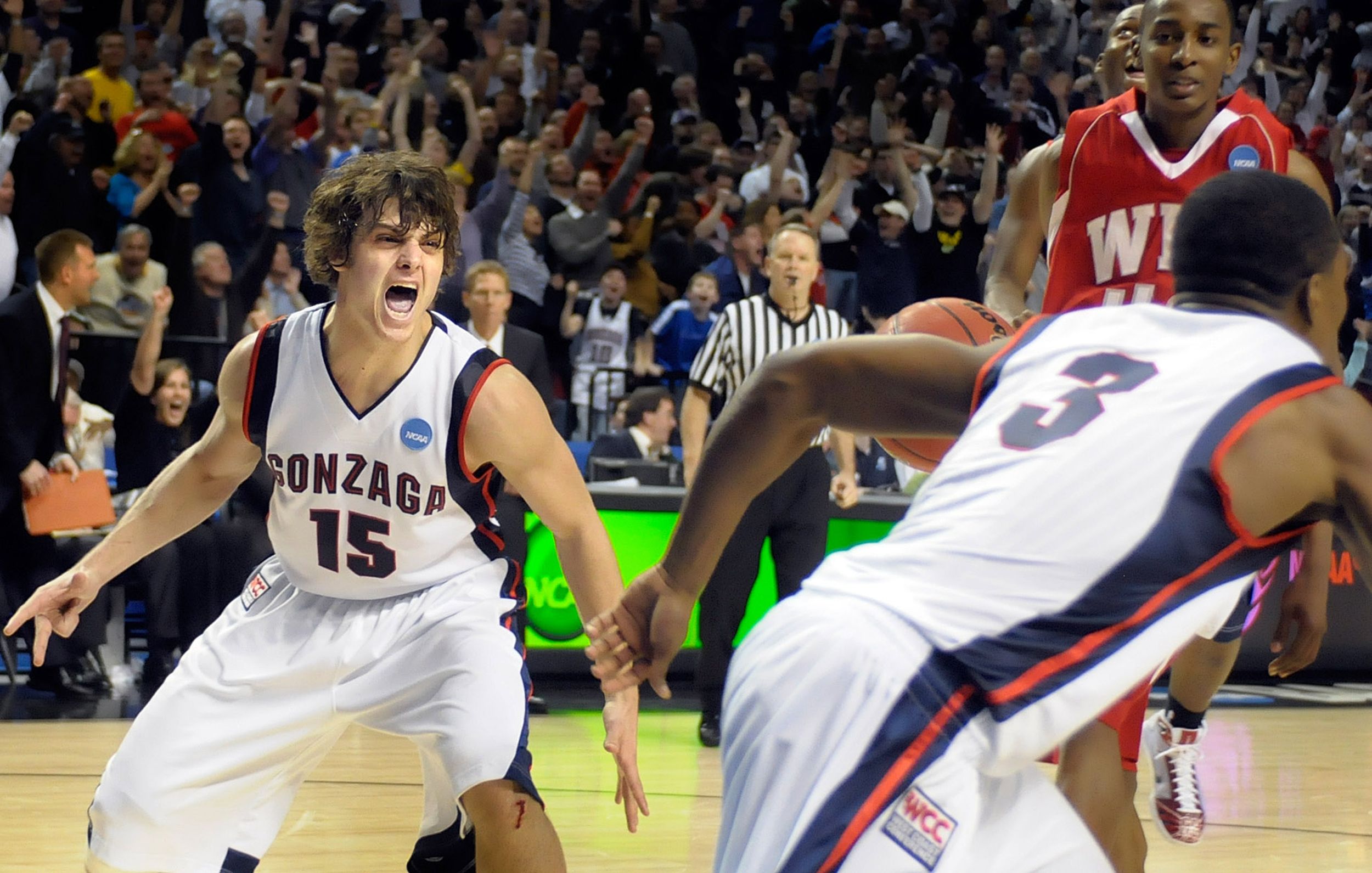 Gonzaga's Demetri Goodson drives against Wisconsin in 2017.