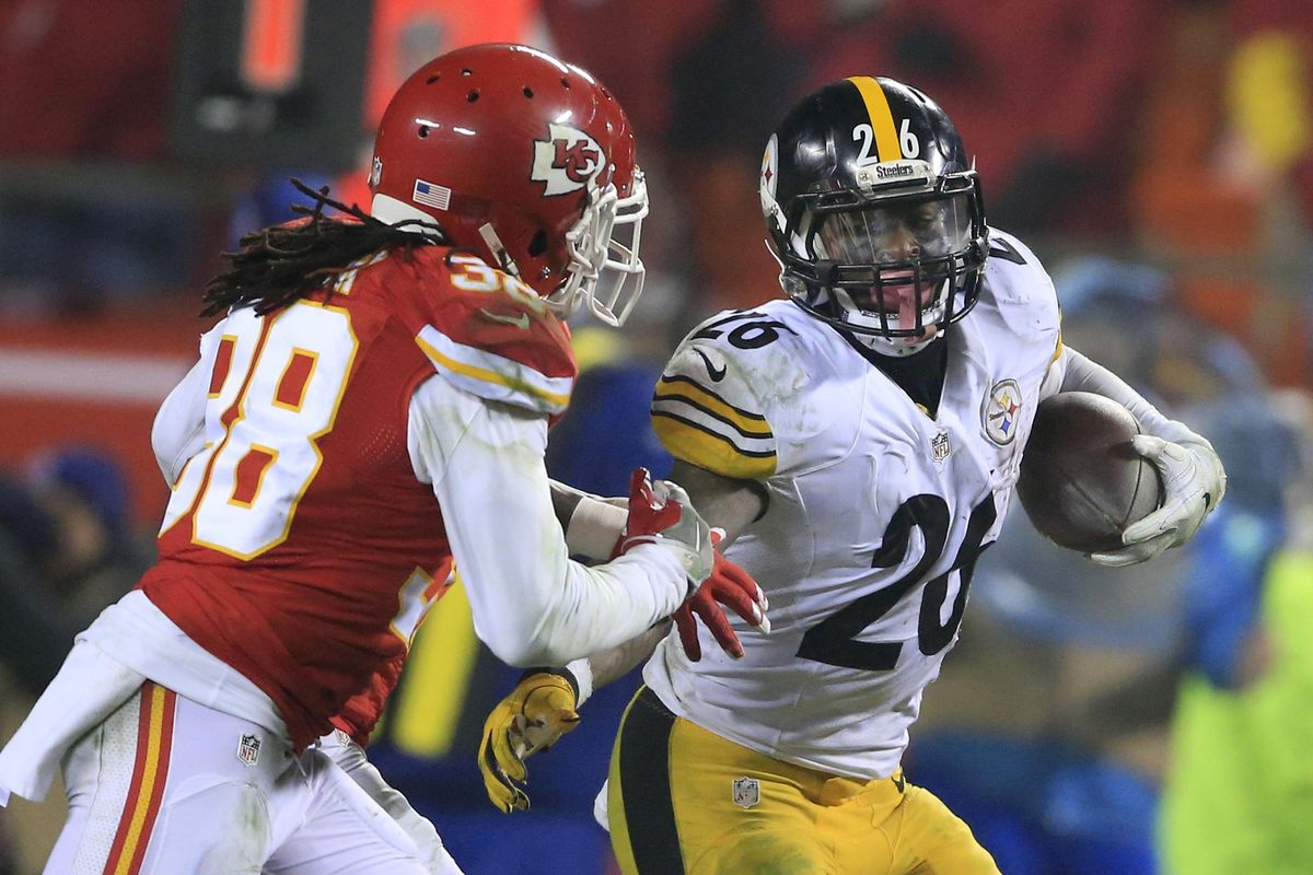 Pittsburgh Steelers running back Le’Veon Bell, right, runs from Kansas City Chiefs free safety Ron Parker (38) during the second half of an NFL divisional playoff football game Sunday, Jan. 15, 2017, in Kansas City, Mo. (Orlin Wagner / Associated Press)