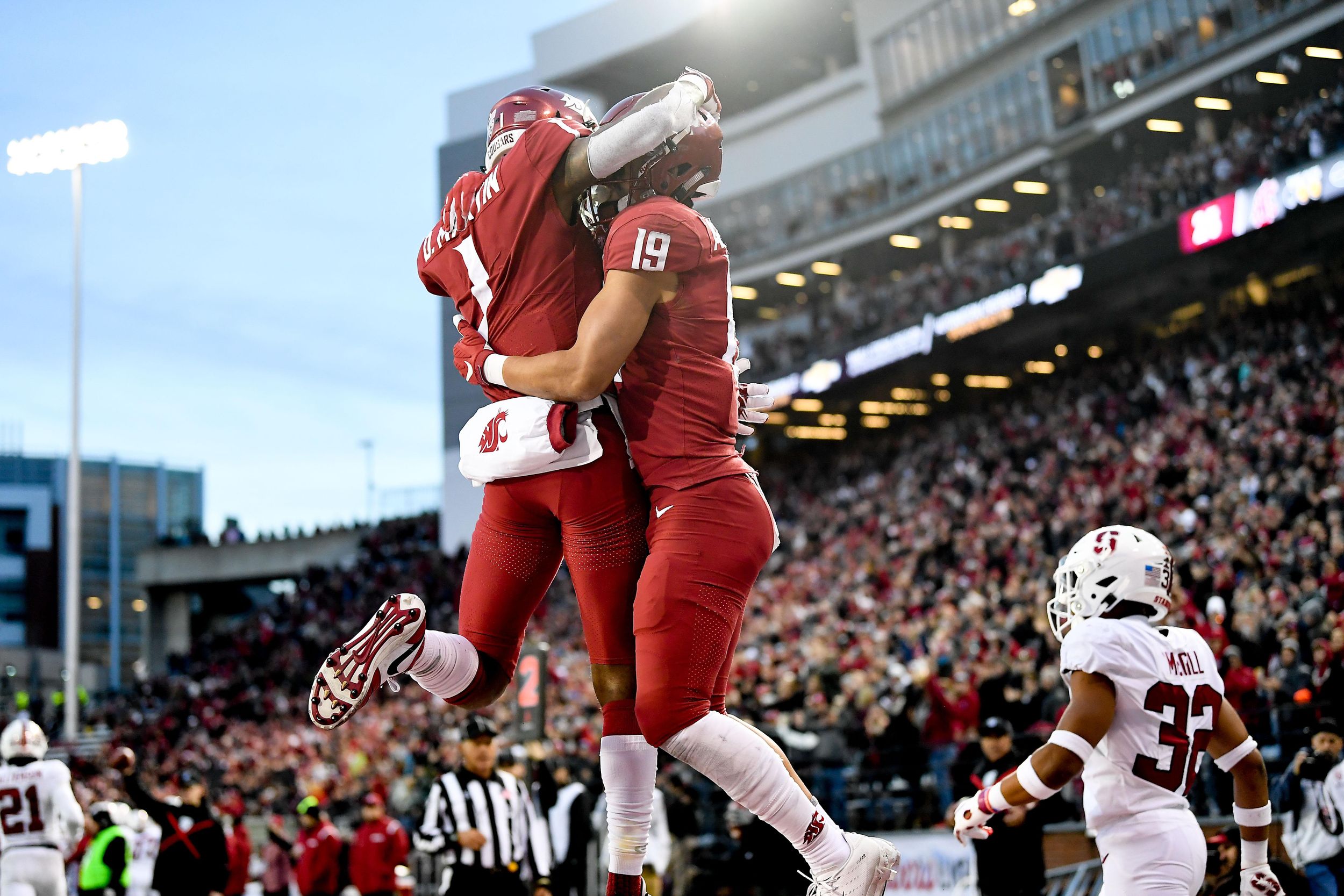 Anthony Gordon of the Washington State Cougars looks to throw the  Washington  state cougars, College football uniforms, Washington state football