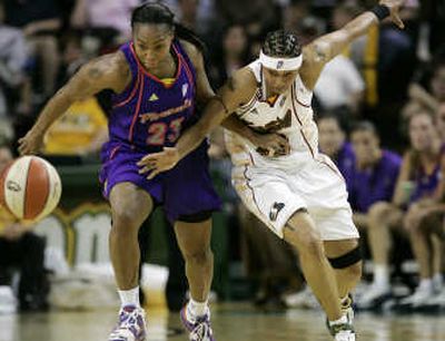 
Phoenix's Cappie Pondexter, left, fights for a loose ball. Associated Press
 (Associated Press / The Spokesman-Review)