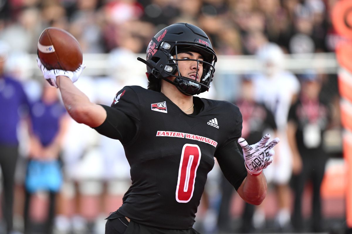 Record-breaking quarterback signs with Eastern Washington