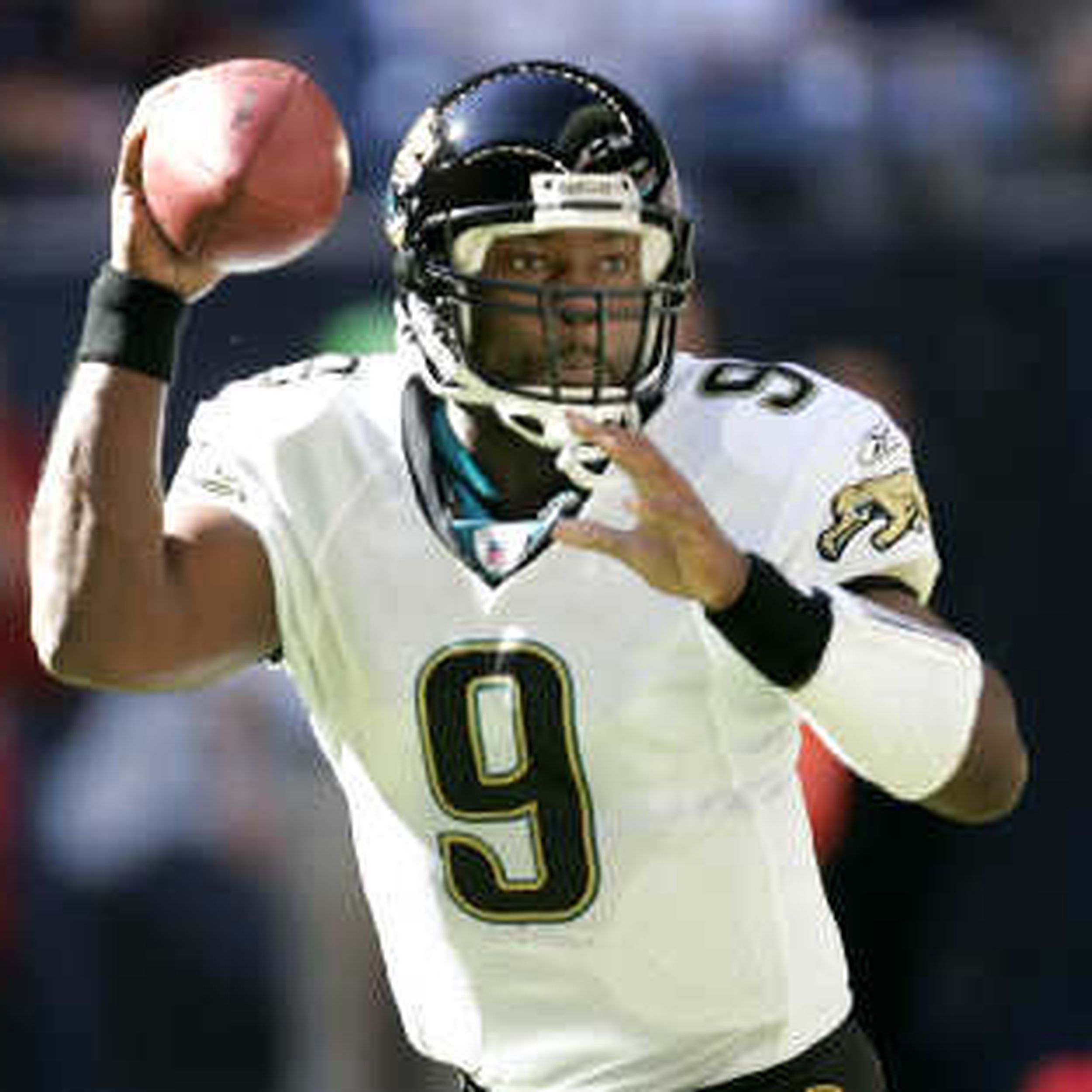 Jacksonville Jaguars QB Byron Leftwich (7) runs against Oakland