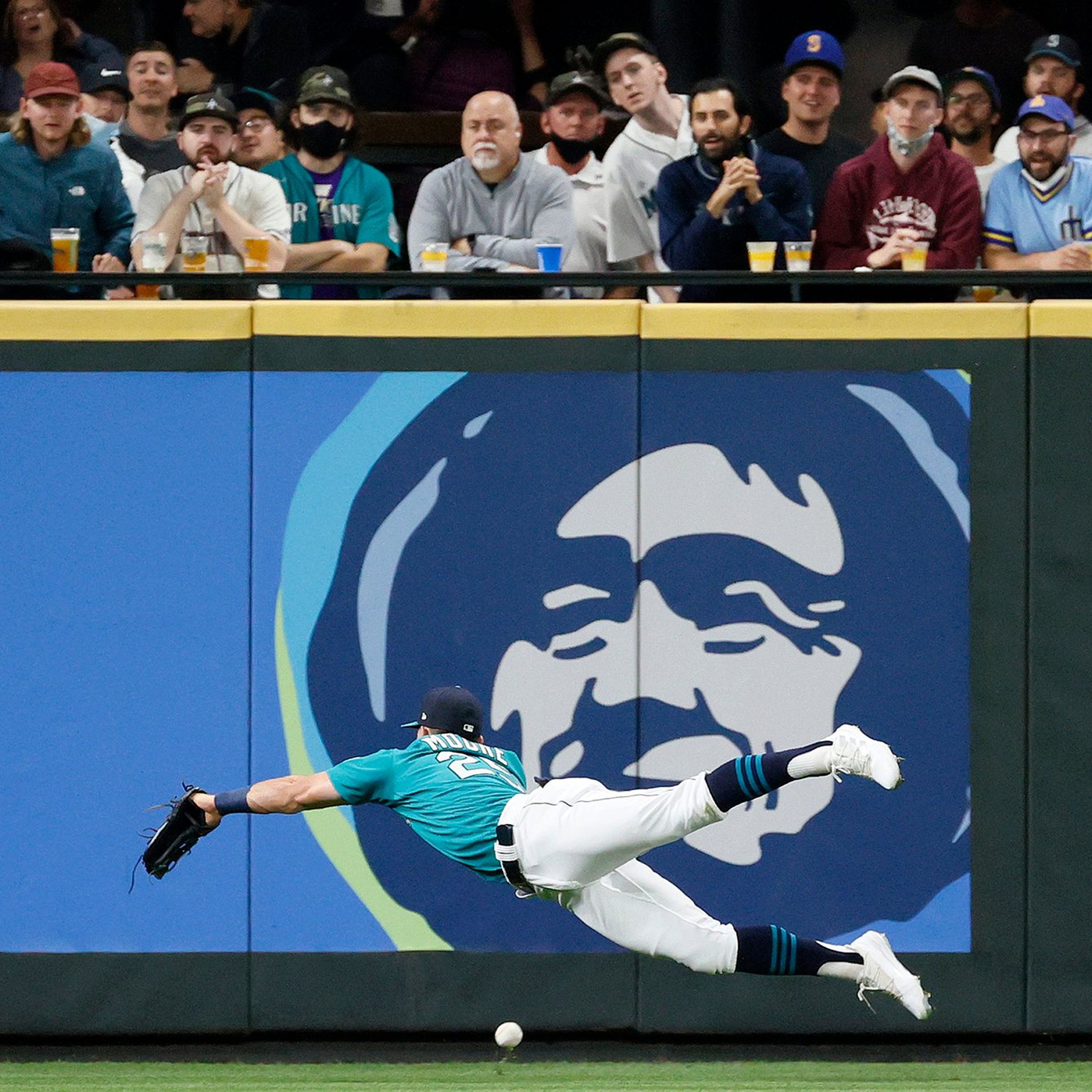 Jesse Winker's collision at first base leaves Mariners, already thin in the  outfield, hurting, Mariners