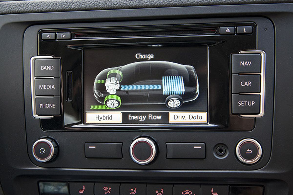 Jetta’s Hybrid ($32,490) is available only in the high-end SEL Premium trim, which includes a new-for-’15 lighting package with adaptive Bi-Xenon headlights, LED daytime running lights and automatic high beams; and a new safety system with blind-spot monitor, rear traffic-alert and front-and-rear park-distance control. There are also rain-sensing wipers; heated windshield washer nozzles; VW’s Car-Net telematics; touchscreen navigation; satellite radio; automatic dual-zone A/C; and foglights with static cornering light (Volkswagen)
