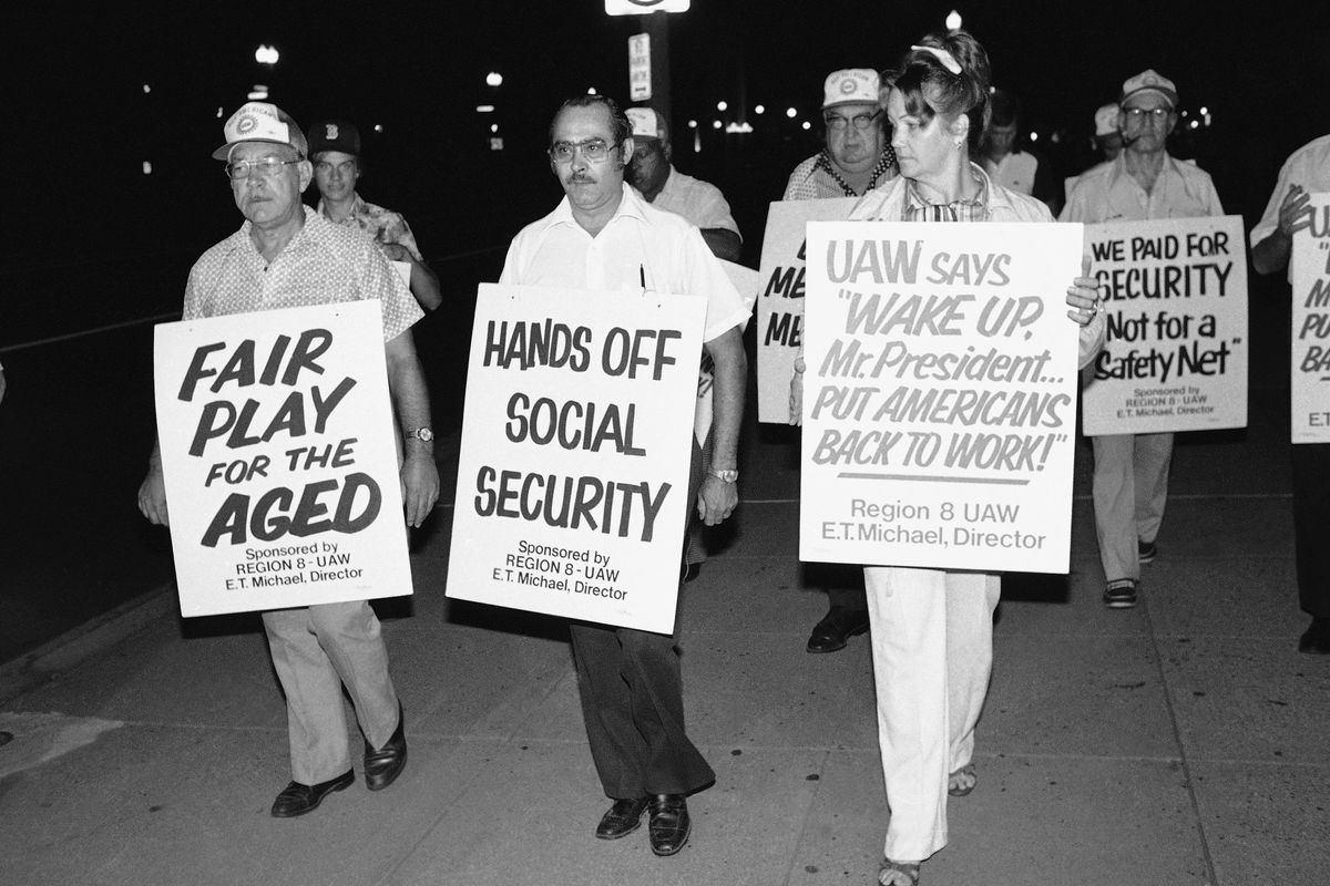 Unemployed auto and steel workers picket in front of the White House on Aug. 4, 1982. (The Spokesman-Review)