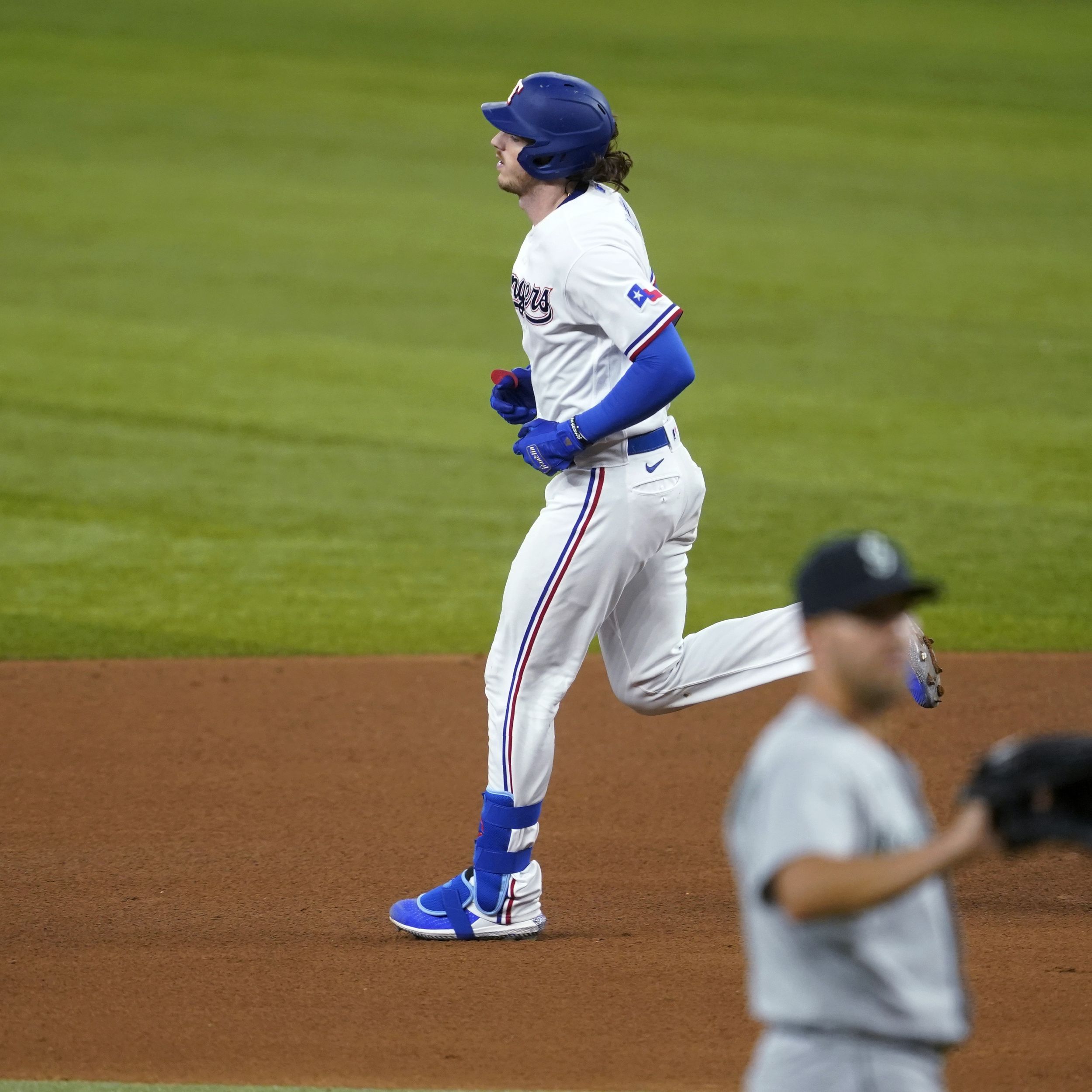 García's 2-run homer in the 10th lifts the Rangers over the struggling