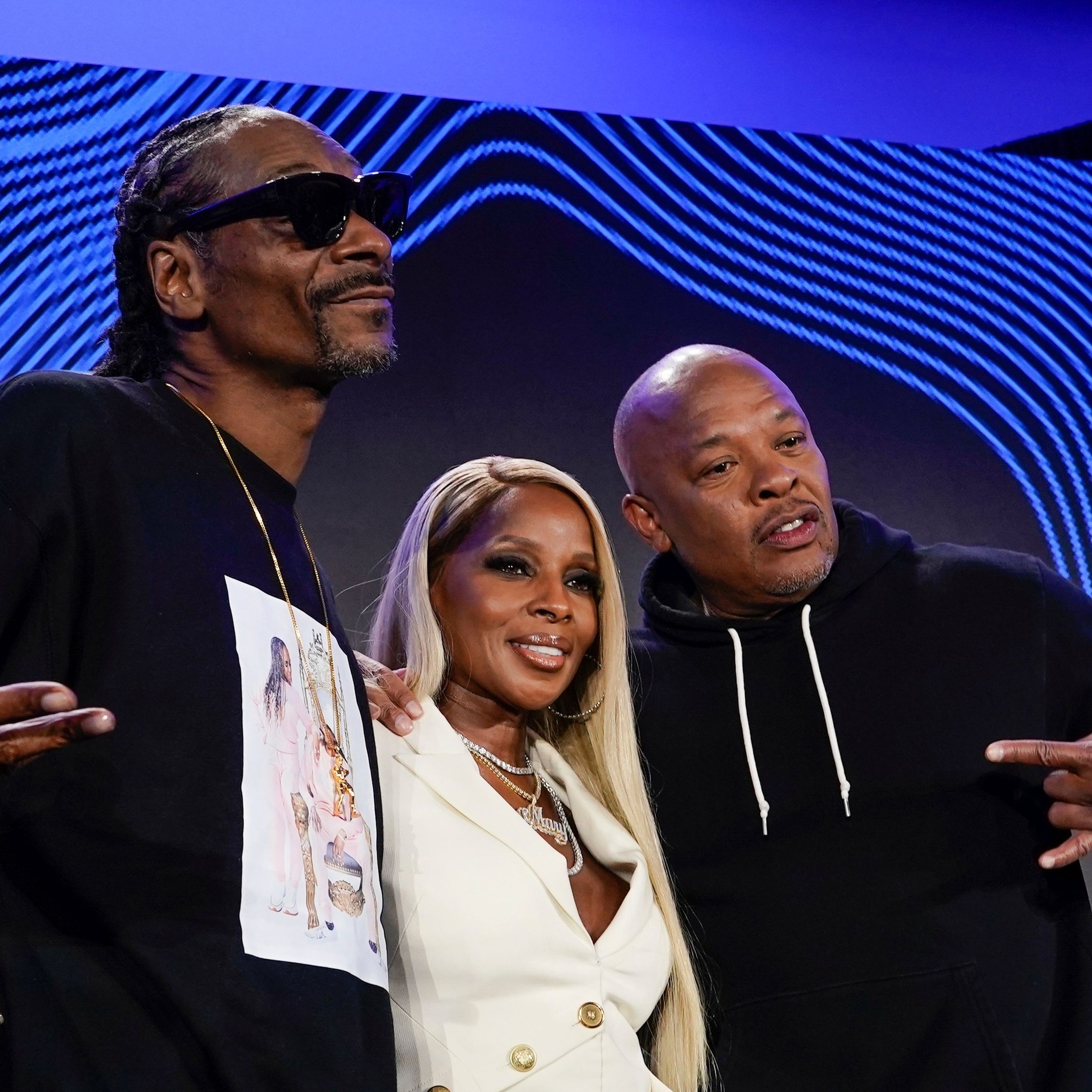 Snoop Dogg, Dr. Dre, Mary J. Blige, Eminem and Kendrick Lamar bring  California heat to Super Bowl LVI halftime show - Good Morning America