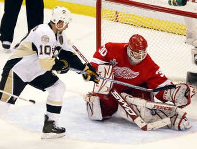 
Detroit goalie Chris Osgood stops a point-blank shot by Pittsburgh's Gary Roberts during the second period Monday. Associated Press
 (Associated Press / The Spokesman-Review)