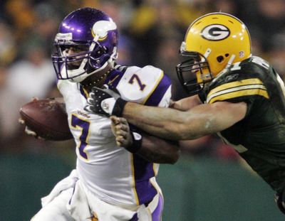 Vikings QB Tarvaris Jackson can attest to the fact that the Packers’ Brady Poppinga, right, is a good linebacker.  (Associated Press / The Spokesman-Review)