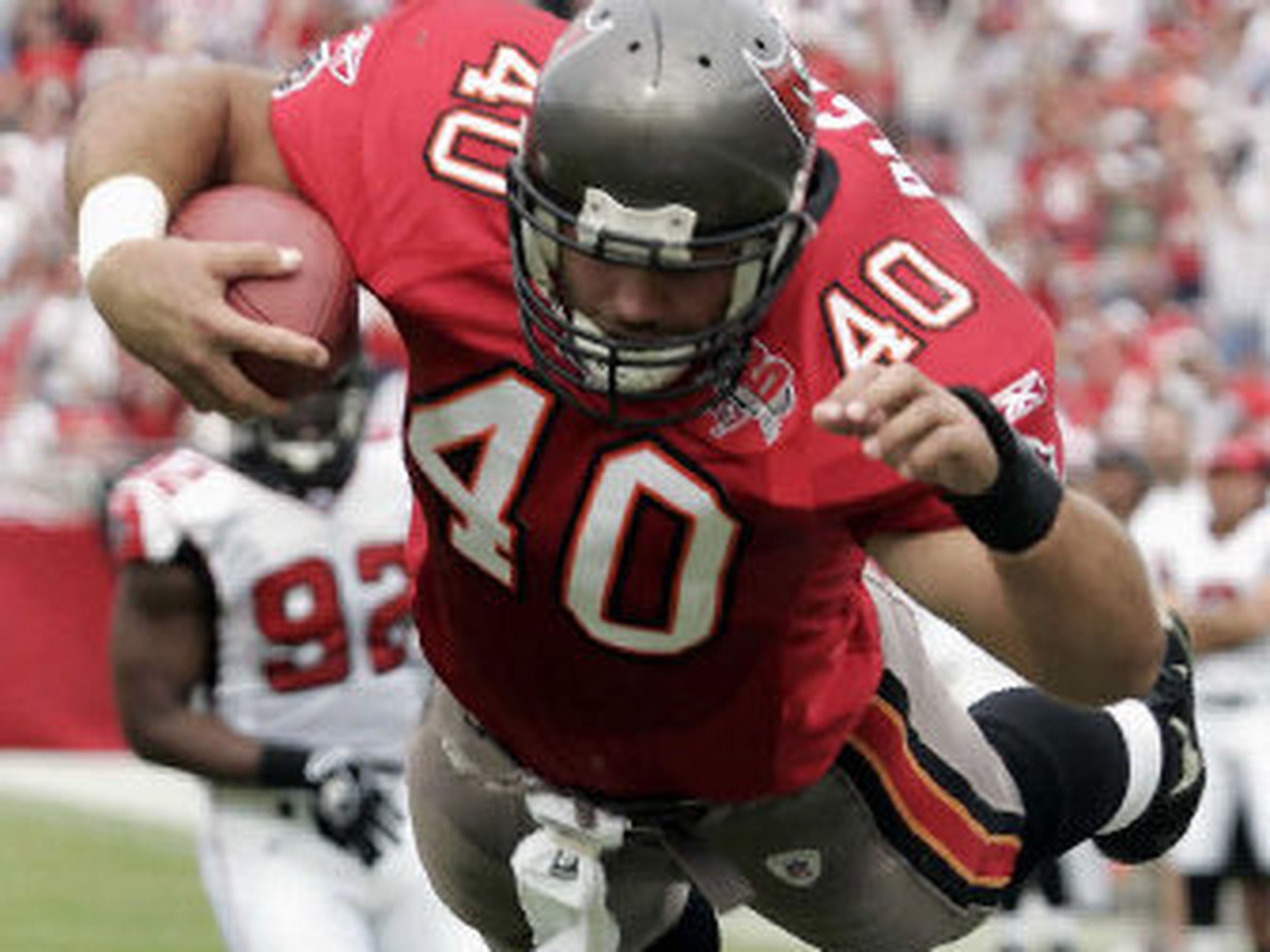 Tampa Bay Buccaneers' fullback Mike Alstott (40) walks off of the field  after the Buccaneers beat