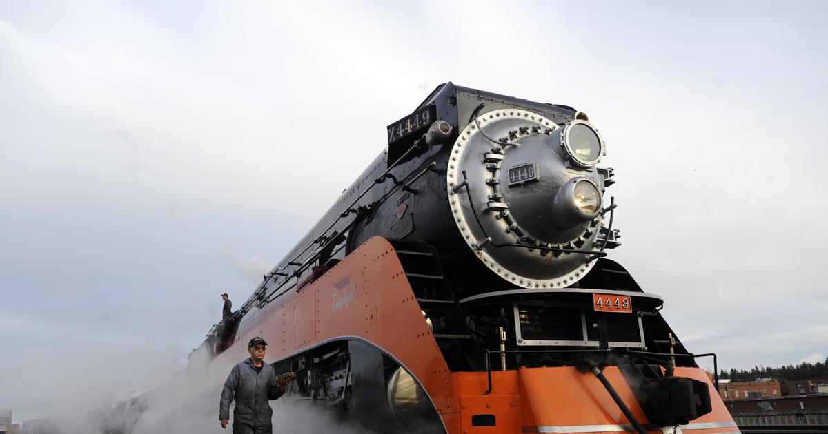 Vintage steam train continues journey through Spokane