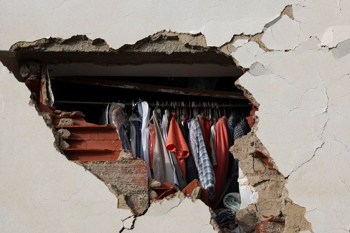 Clothes in a wardrobe peek through a hole in the wall of a damaged building in the aftermath of the June 24 earthquakes, in La Guaira, Venezuela, July 4, 2026. REUTERS/Pablo Sanhueza (Pablo Sanhueza)