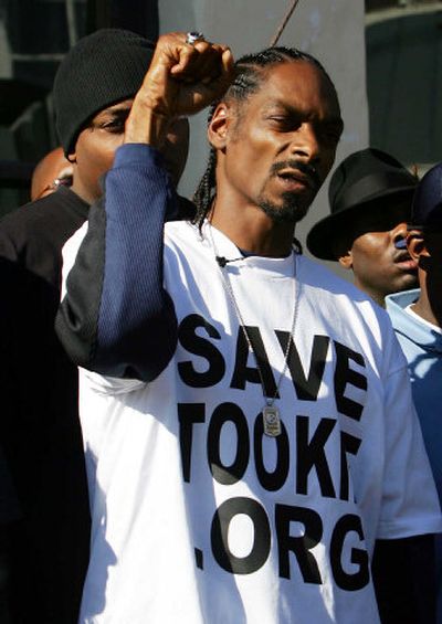 
Rapper Snoop Dogg raises his fist in protest outside the San Quentin State Prison at a rally for death row inmate Stanley 