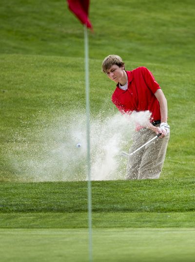 First-round leader Eric Ansett of Ferris chips out of a sand trap at Qualchan GC. (Colin Mulvany)