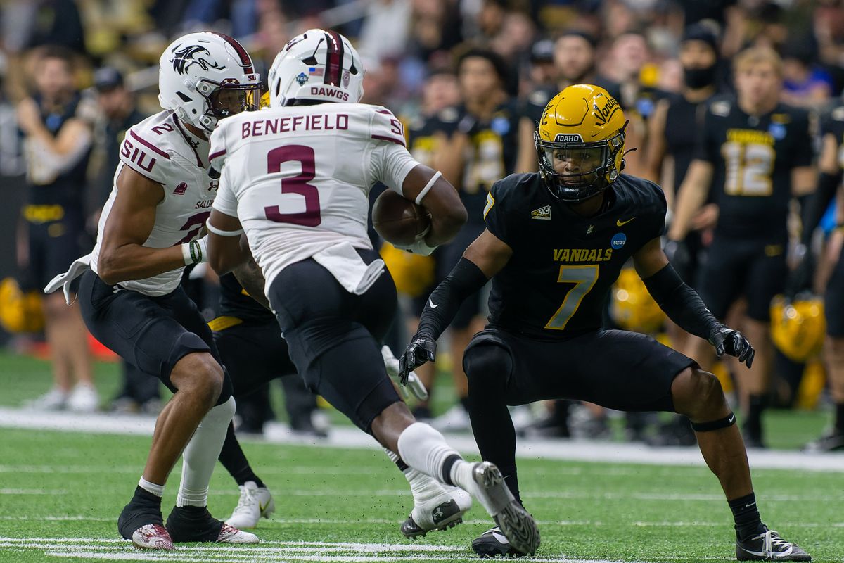 Idaho defensive back Andrew Marshall locks in on Southern Illinois running back Jaelin Benefield on Saturday at the Kibbie Dome in Moscow, Idaho.  (Geoff Crimmins/The Spokesman-Review)
