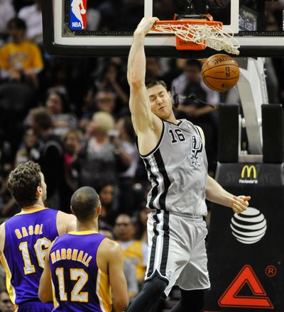 Spurs center Aron Baynes dunks for two of his 12 points in win over Lakers. (Associated Press)