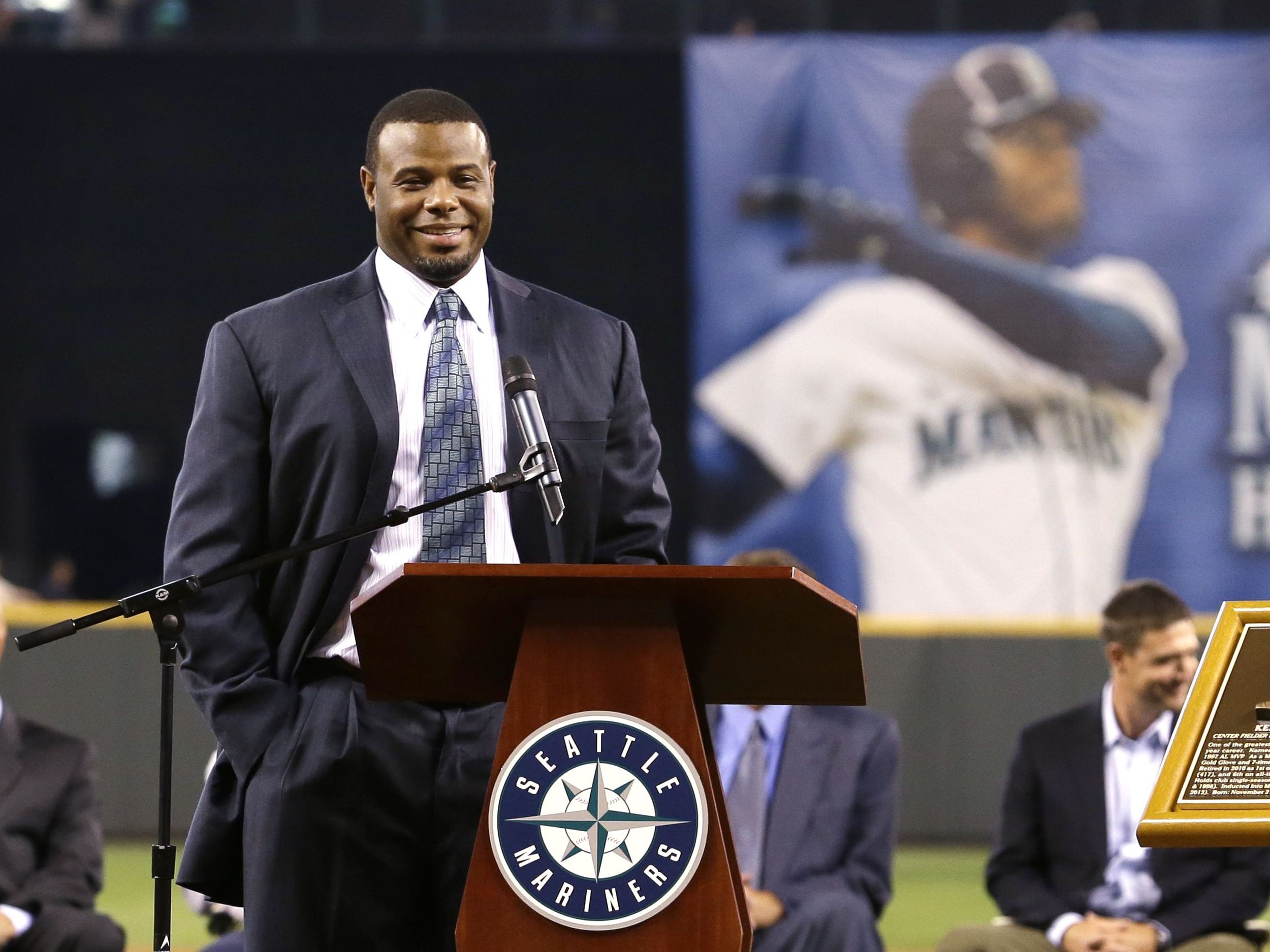 Mariners retire Griffey's No. 24 on emotional night