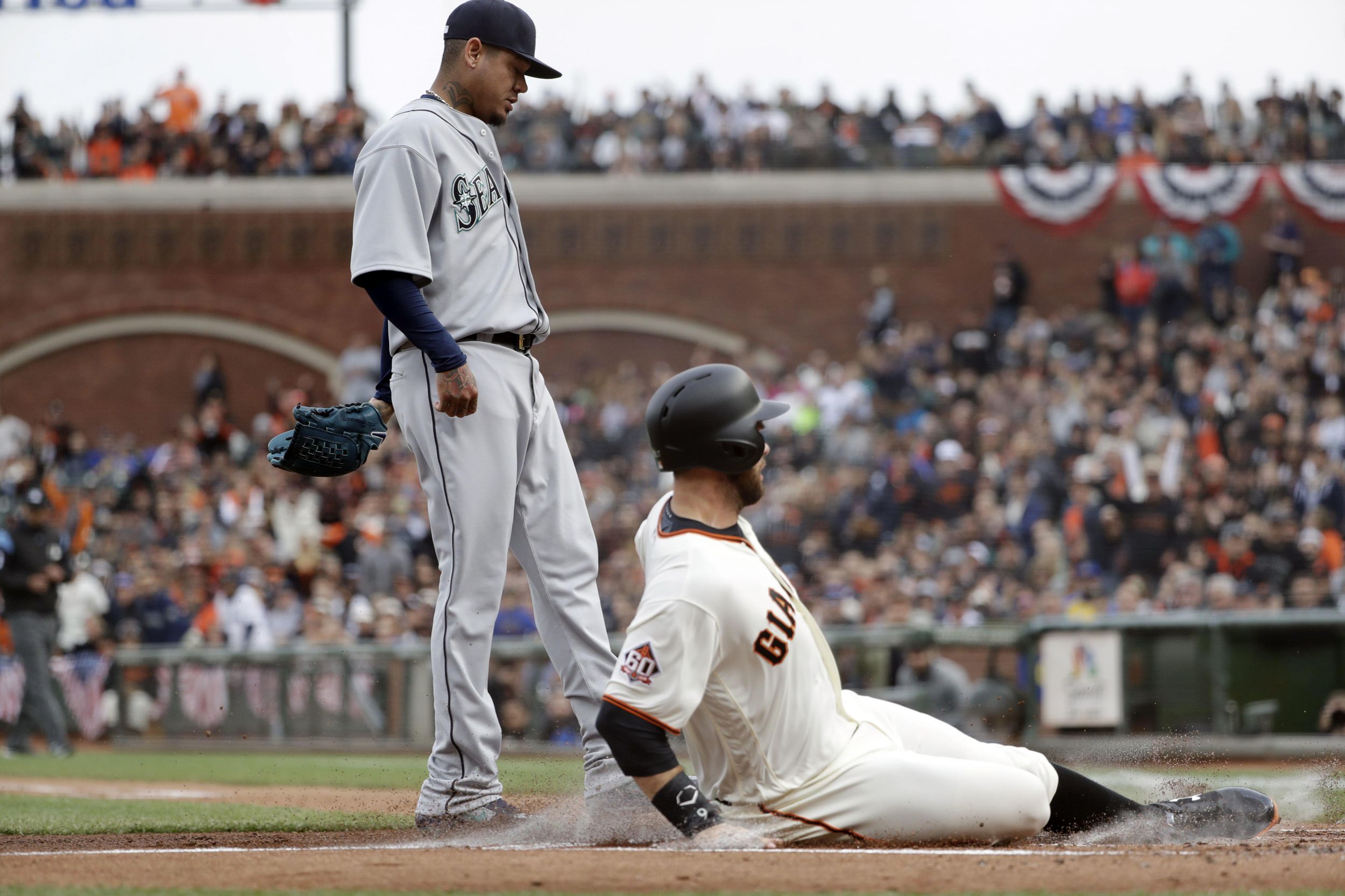 Pablo Sandoval hits 3-run homer, Giants rout King Felix, Mariners