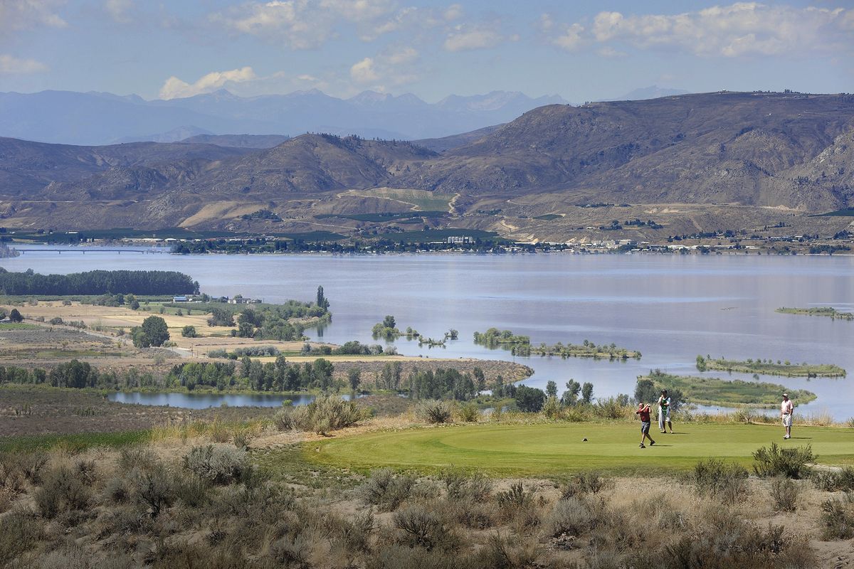 From Dunes to Sands: David McLay Kidd, who designed famed Bandon Dunes, laid out Gamble Sands with a backdrop of the Columbia River and the Cascade Mountains. (CHRISTOPHER ANDERSON PHOTOS)