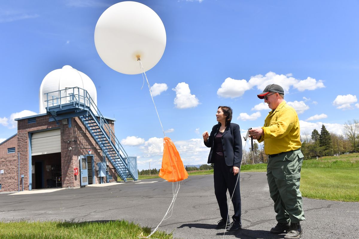 Sen. Maria Cantwell, left, releases a weather balloon with Jon Fox, an incident meteorologist, during a visit to the National Weather Service’s Spokane Forecasting Office on Wednesday in Spokane.  (Tyler Tjomsland/The Spokesman-Review)
