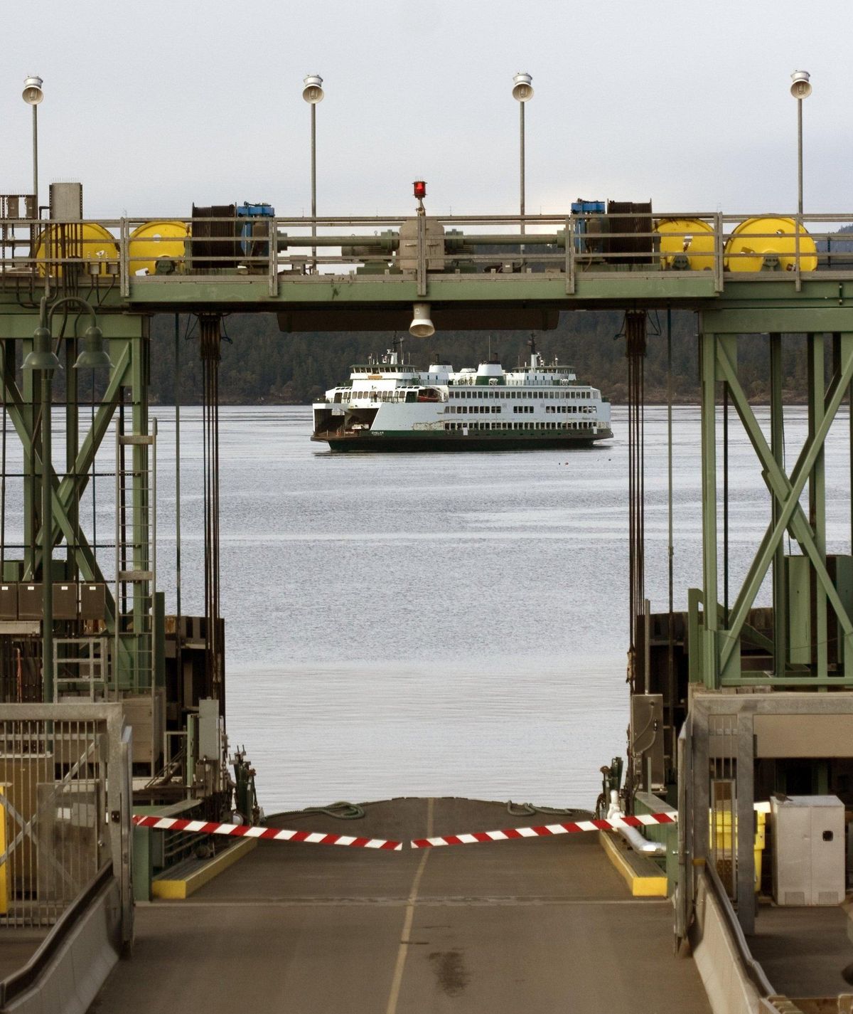 A Washington State ferry approaches the ferry dock in Friday Harbor, San Juan Island, Wash., April 9, 2008. (BETTY UDESEN / Associated Press)