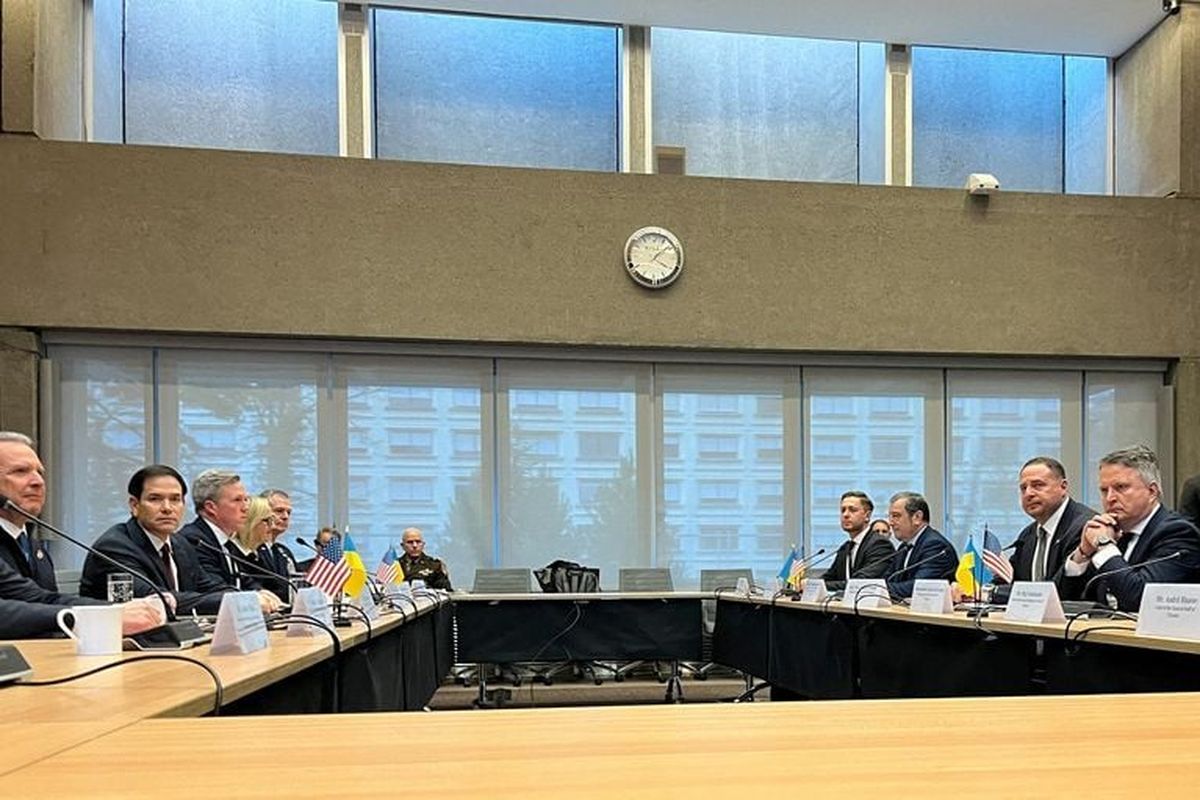 U.S. Special Envoy Steve Witkoff, U.S. Secretary of State Marco Rubio, U.S. Army Secretary Daniel Driscoll and and other members of the U.S. delegation, and Head of the Office of the President of Ukraine Andriy Yermak and other members of the Ukrainian delegation sit before closed-door talks on ending Russia