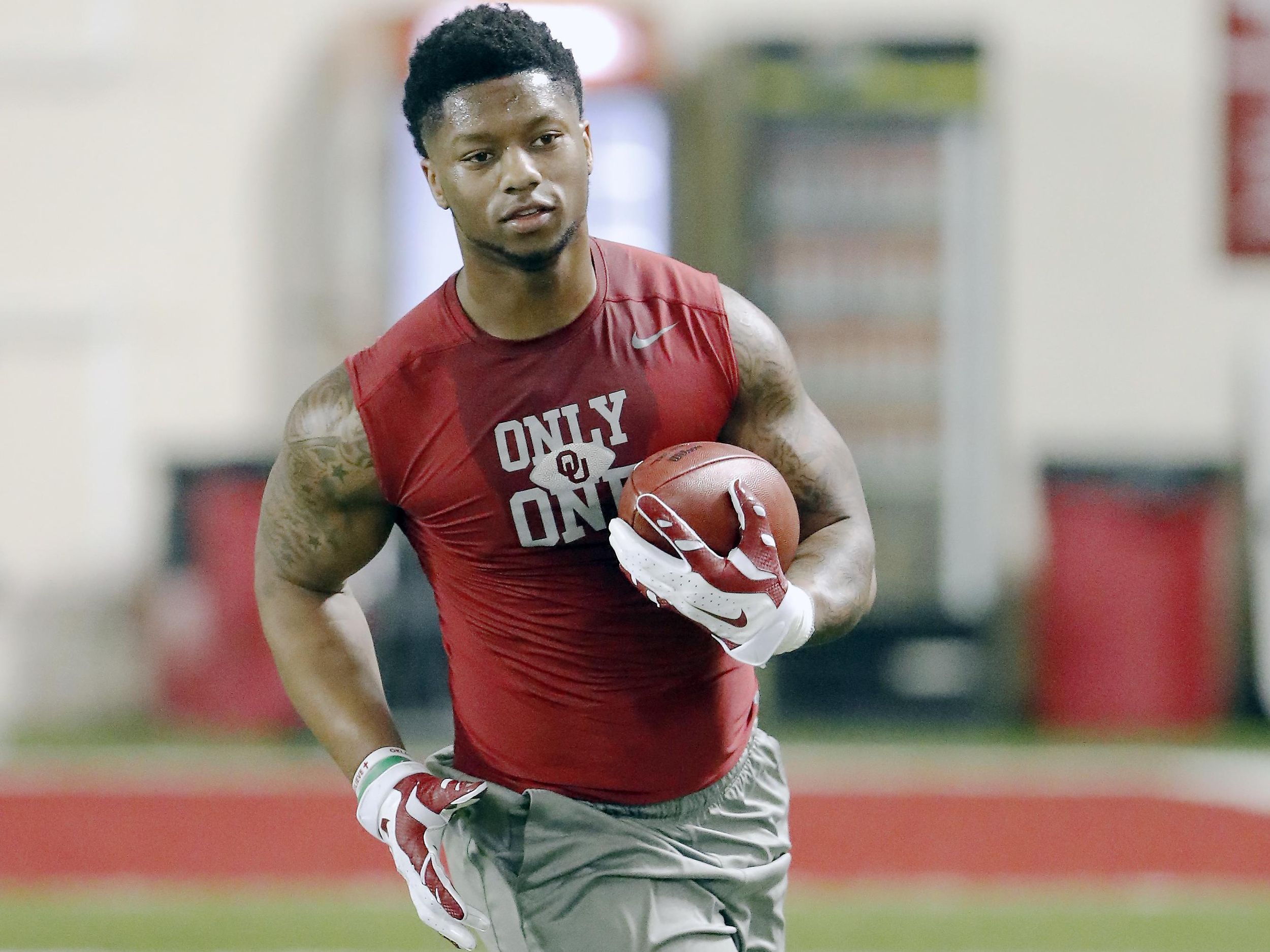 Report: Man backtracks on claim Oklahoma RB Joe Mixon hit his daughter  while in high school