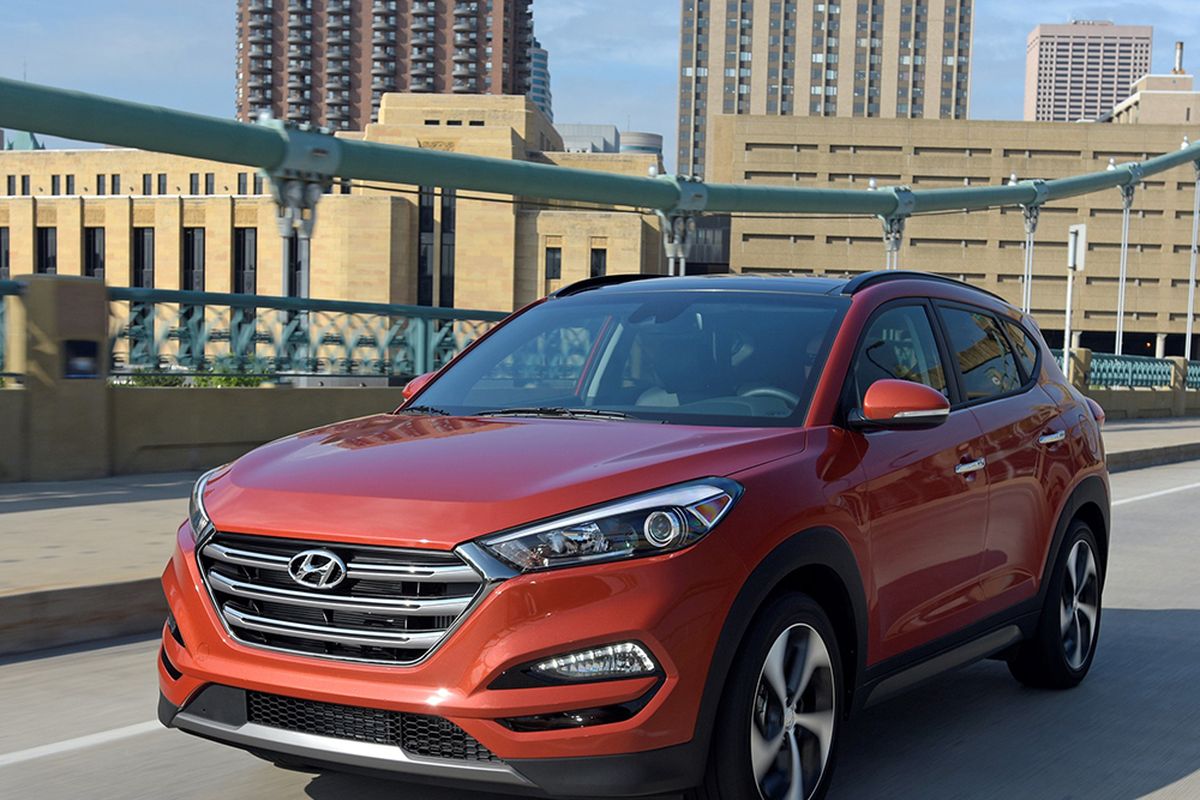 The new Tucson is a bit larger this year. It’s quieter, has a longer wheelbase and feels more substantial. Its interior vibe is grown-up and purposeful. Its touchscreen infotainment controls are neatly integrated into a stylish and low-key dashboard layout. (hyundai)