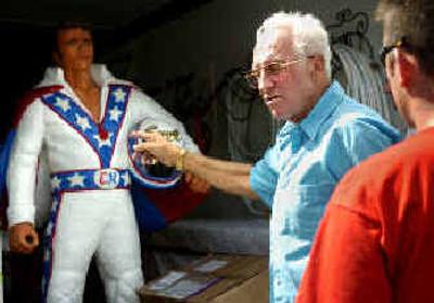 
Evel Knievel instructs employees of Shumate Harley-Davidson on unloading his trailer, including a life-sized statue of him from his 14-bus jump at King's Island, Ohio in 1975. 
 (Holly Pickett / The Spokesman-Review)