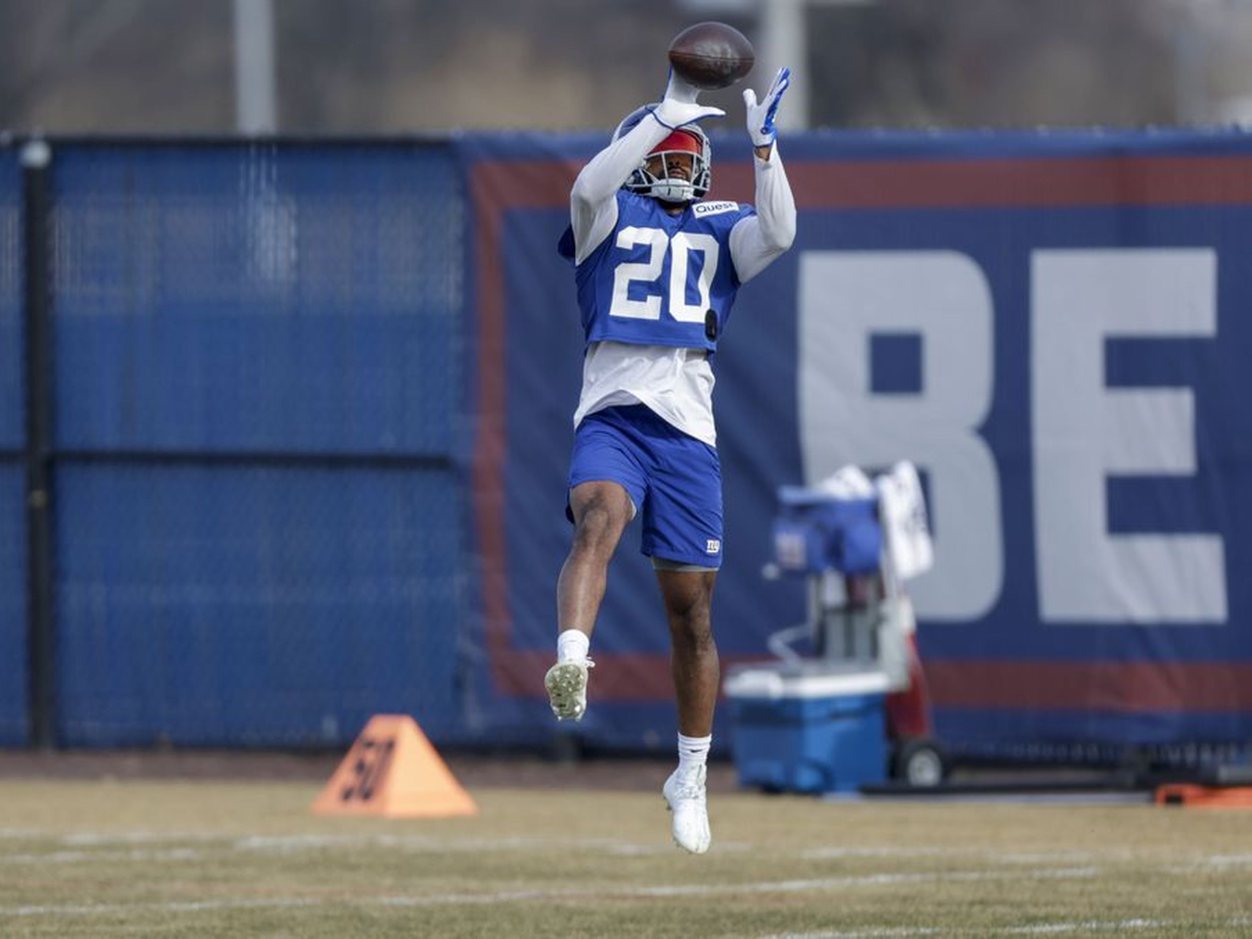 New York Giants safety Julian Love (20) defends against the