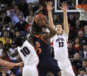 Gonzaga's Mangisto Arop and Kelly Olynyk put the squeeze on Pepperdine's Keion Bell in the first half on Jan. 13, 2010, in Spokane, Wash.   (Dan Pelle / The Spokesman-Review)
