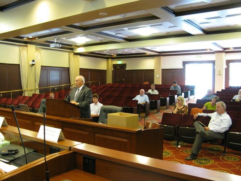 Former Idaho Senate President Pro-Tem Bob Geddes addresses the Idaho Redistricting Commission on Monday; at right is Rep. Phil Hart, R-Athol, who's watching from the front row of the audience. (Betsy Russell)
