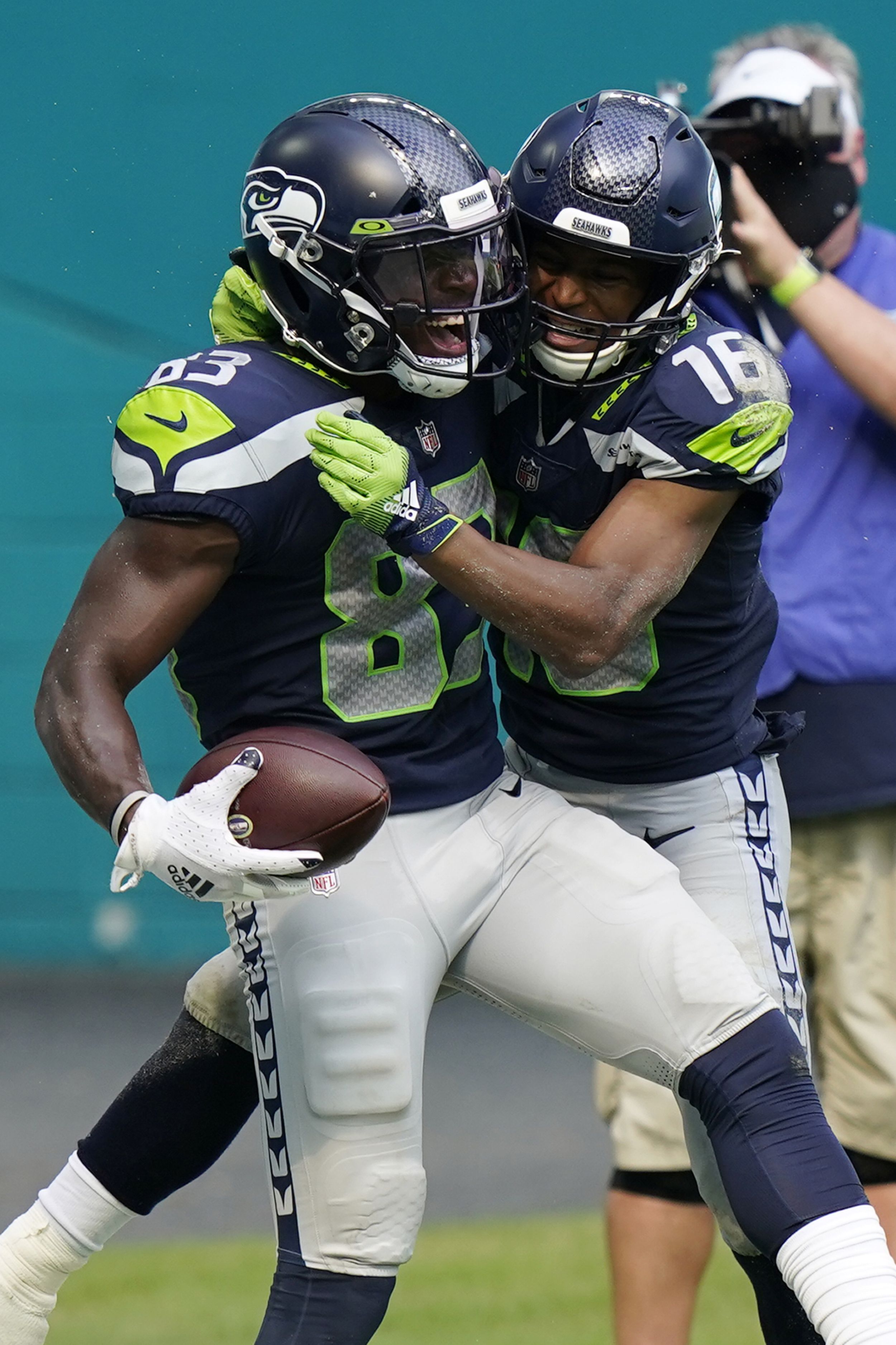 Wilson leads Seahawks to first 4-0 start since 2013