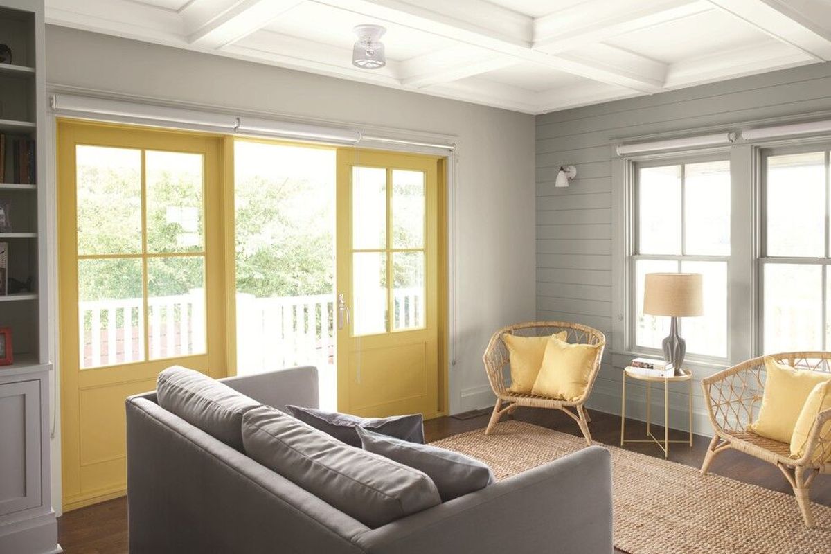 The left-hand wall of this sitting room is painted with Benjamin Moore’s Gray Owl OC-52; the right wall is done with Metropolitan AF-690; the ceiling is painted in White Heron OC-57; and the doors are done in Marblehead Gold HC-11.  (Benjamin Moore)