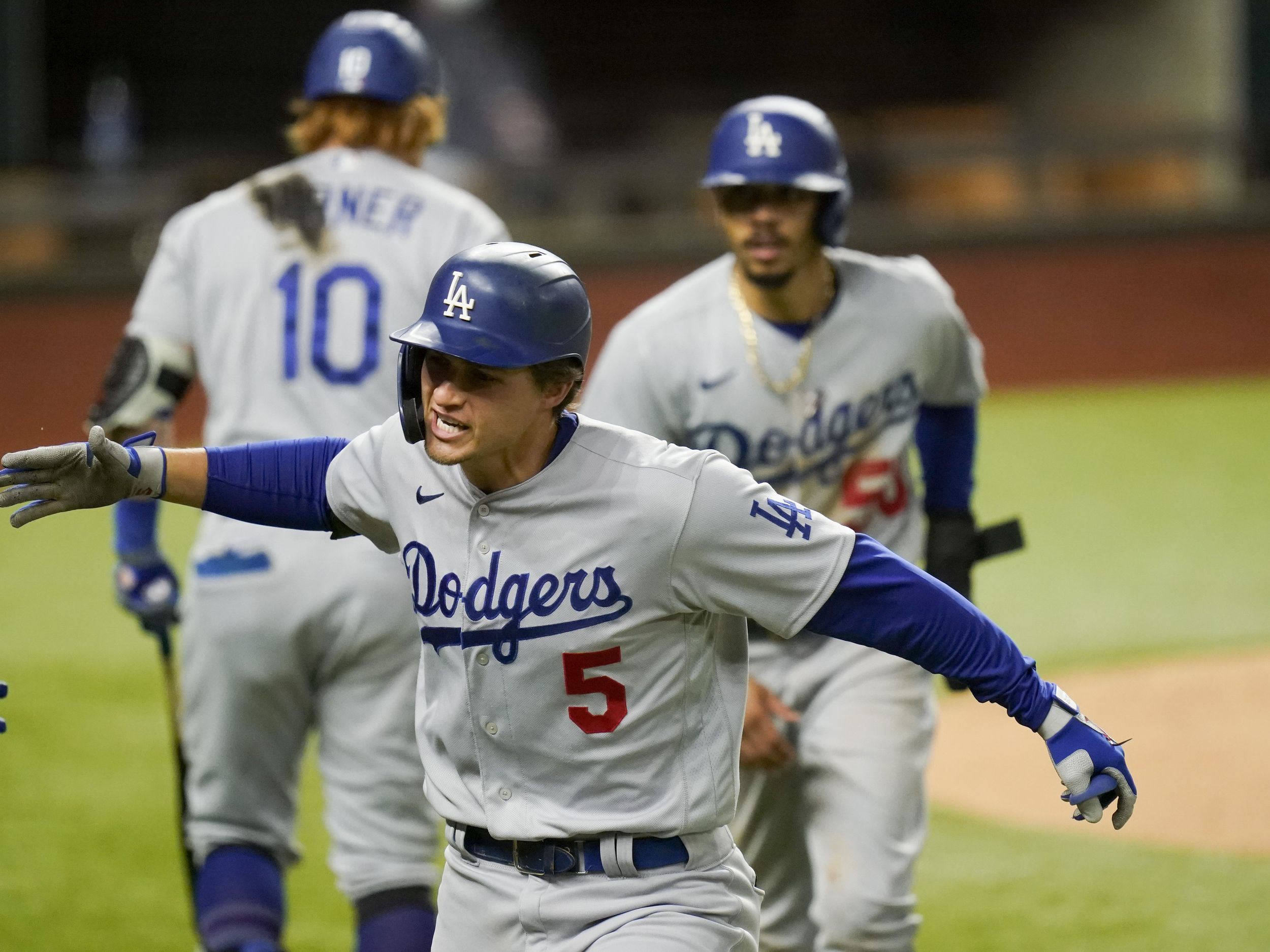 Corey Seager homers twice, keeps Dodgers' hopes alive in NLCS