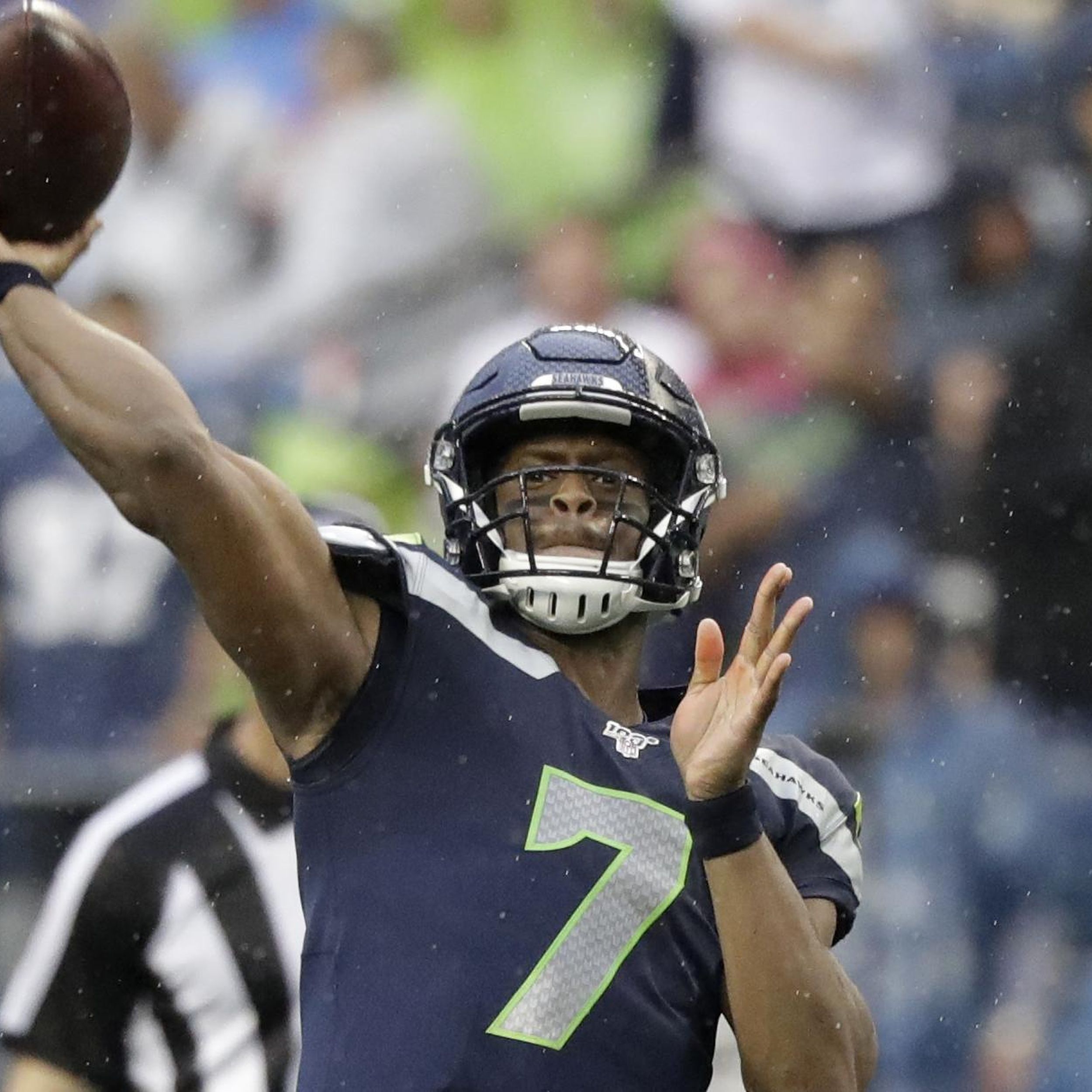 Roundup: Seahawks re-sign QB Geno Smith