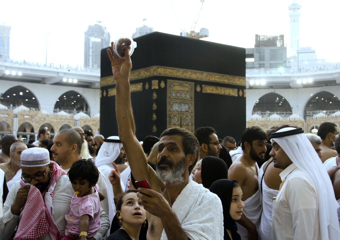 Suicide bomber blows himself up as Saudis foil Mecca plot The