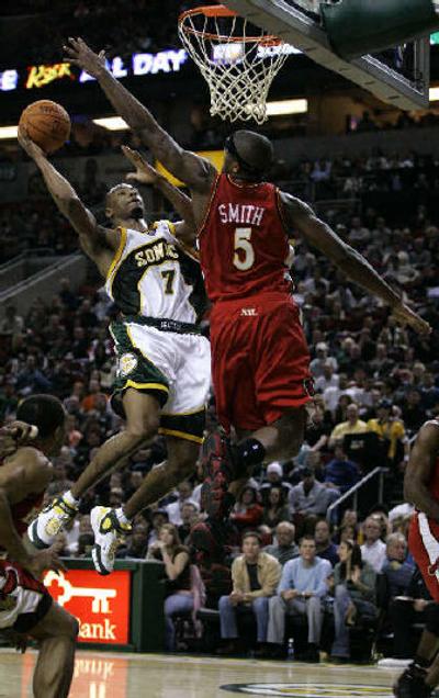 
Seattle's Rashard Lewis drives to the basket against Atlanta's Josh Smith. 
 (Associated Press / The Spokesman-Review)