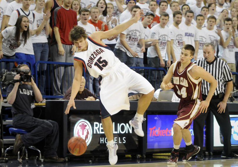 Gonzaga's Matt Bouldin, left, dances up the sideline trying to stay inbounds after stealing the ball from Santa Clara's Michael Santos Thursday, Jan. 15, 2009 at Gonzaga. Bouldin stepped out of bounds a moment later, turning it back over.    JESSE TINSLEY THE SPOKESMAN-REVIEW (Jesse Tinsley / The Spokesman-Review)