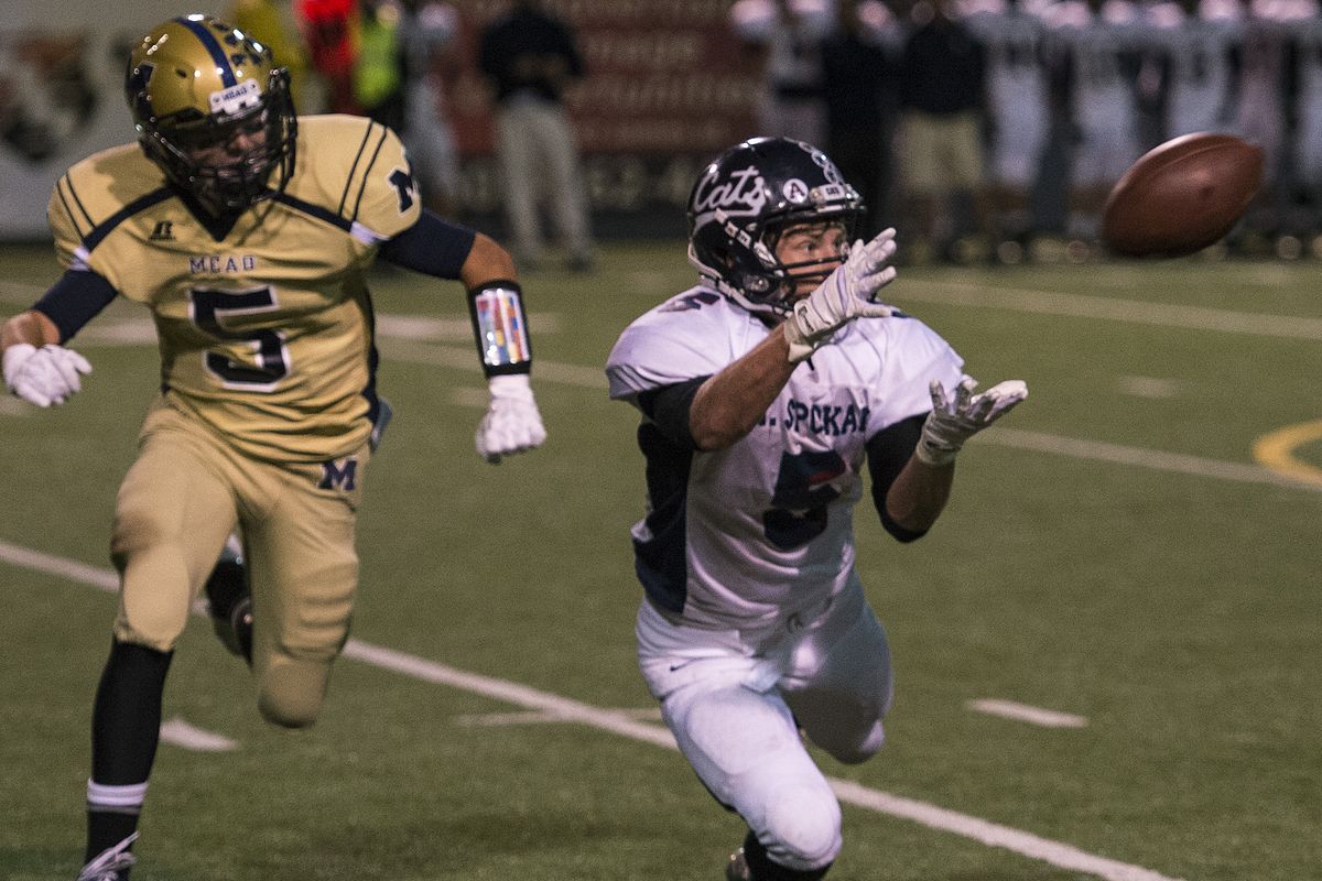 Mt. Spokane’s Roy Hyatt hauls in a pass for an 8-yard gain, one of his two receptions in the game. He also rushed for 55 yards. (Colin Mulvany)