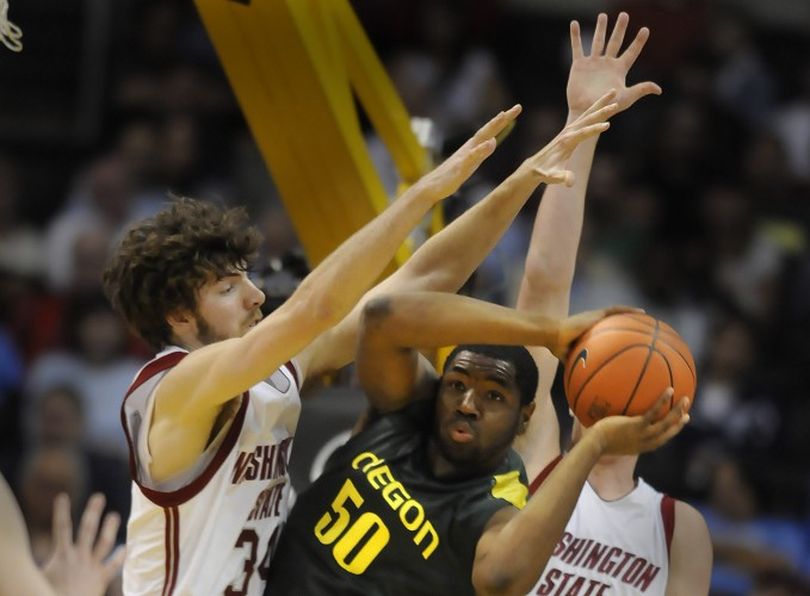 Joevan Catron (right) of Oregon is trapped by the defense of Robbie Cowgill of WSU during their game Thursday night at the PAC-10 tournament in Los Angeles.  CHRISTOPHER ANDERSON The Spokesman-Review (Christopher Anderson / The Spokesman-Review)