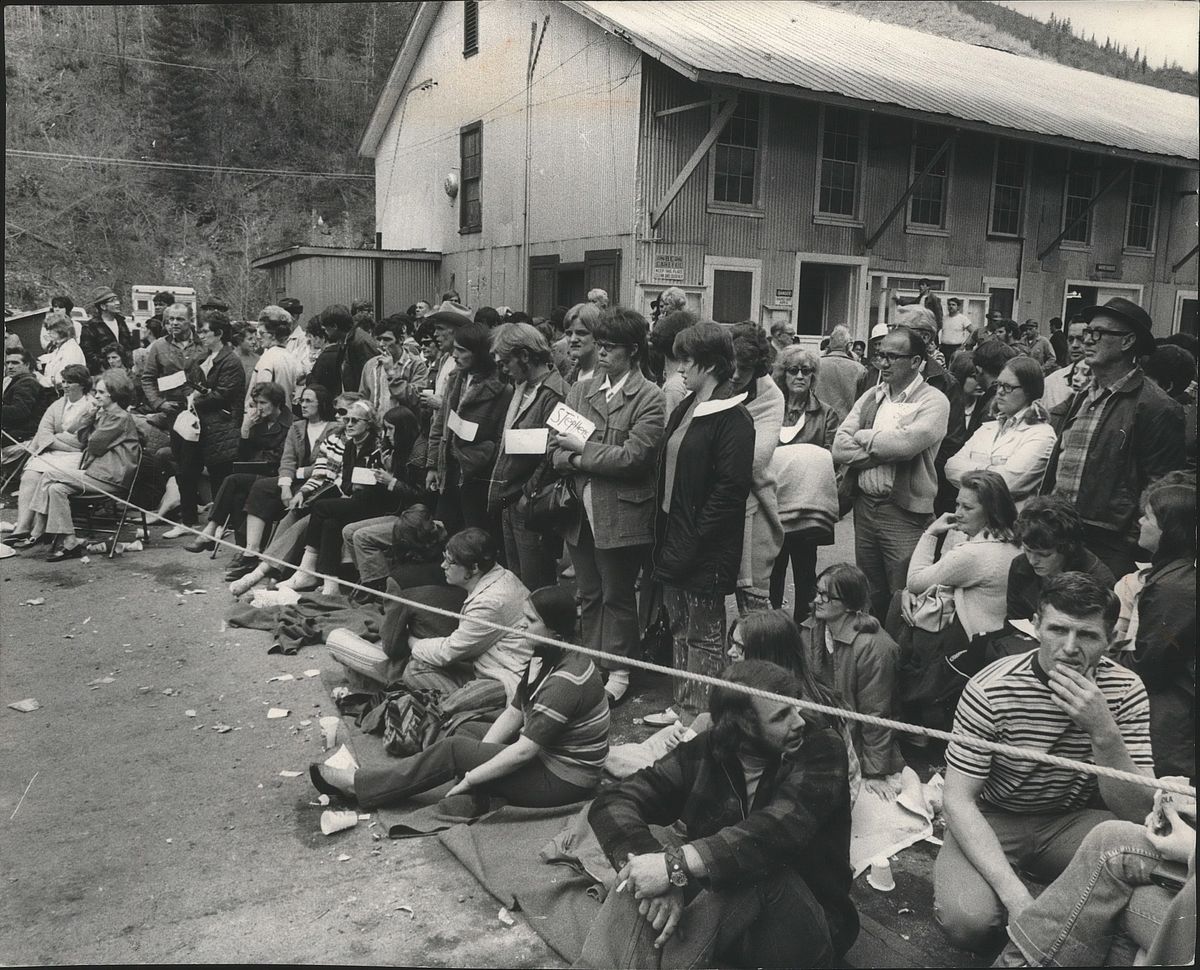 A crowd awaits outside the Sunshine Mine as rescue efforts continued in May 1972.  (Cowles Publishing)
