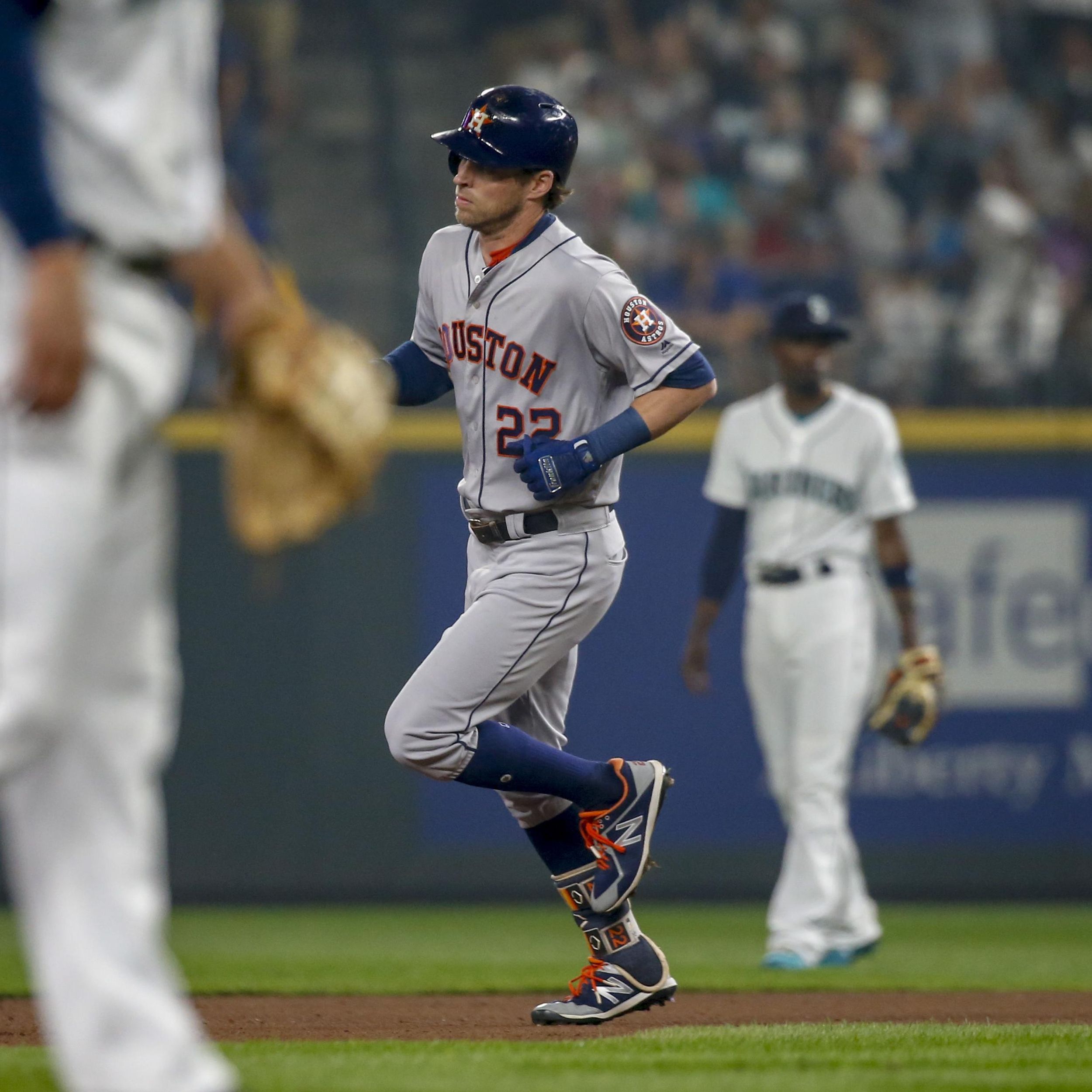 Astros' Josh Reddick leaves game after being hit by pitch