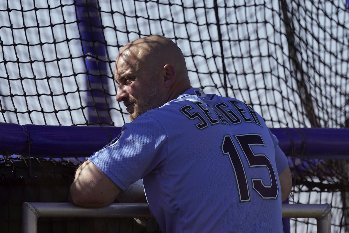 Mariners third baseman Kyle Seager given standing ovation in season finale