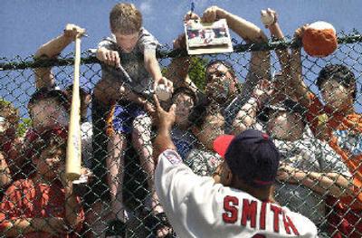 
Fans work for position to get an autograph from Hall of Famer Ozzie Smith.
 (Brian Plonka / The Spokesman-Review)