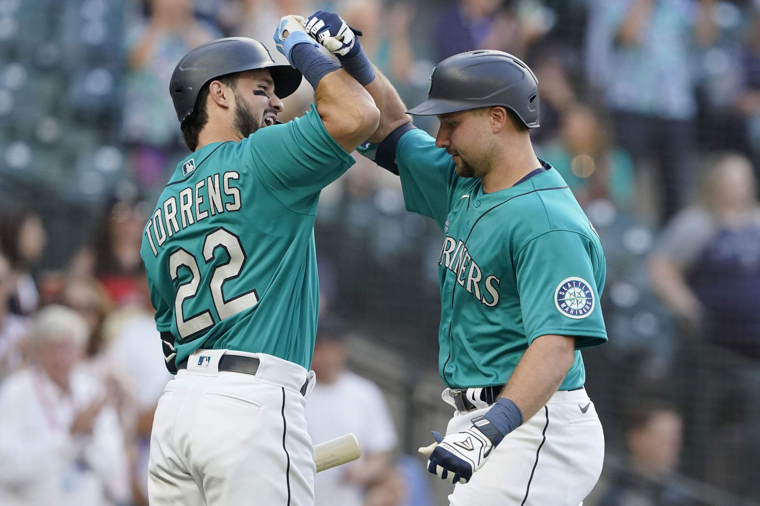 Mariners top A's, 5-3, in home opener