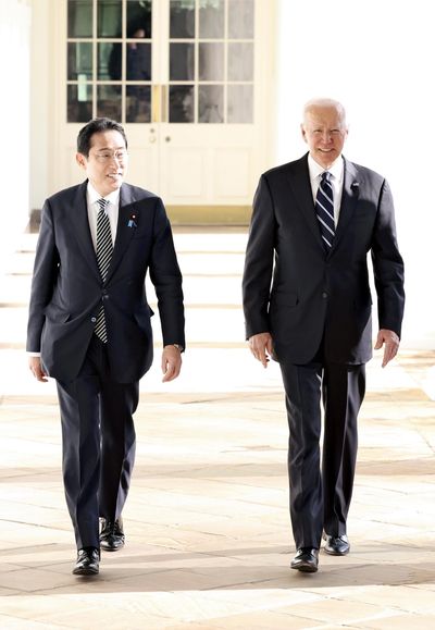 Prime Minister Fumio Kishida and U.S. President Biden walk at the White House in Washington on Friday. MUST CREDIT: Japan News-Yomiuri photo by Masanori Genko.  (Masanori Genko/Japan News-Yomiuri)