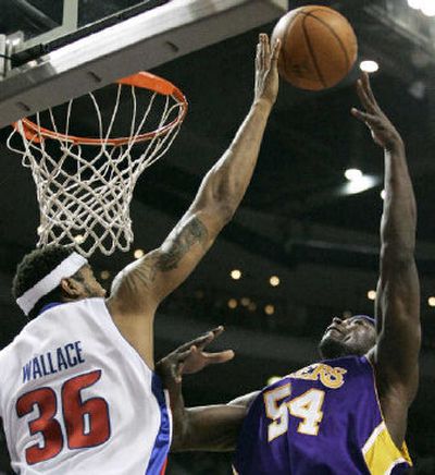 
Detroit's Rasheed Wallace blocks the shot attempt of Los Angeles' Kwame Brown.
 (Associated Press / The Spokesman-Review)