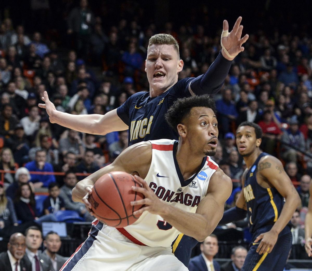 Gonzaga forward Johnathan Williams beats UNC Greensboro forward Jordy Kuiper on the baseline to the basket, Thursday, March 15, 2018 at Taco Bell Arena in Boise, Id. (Dan Pelle / The Spokesman-Review)